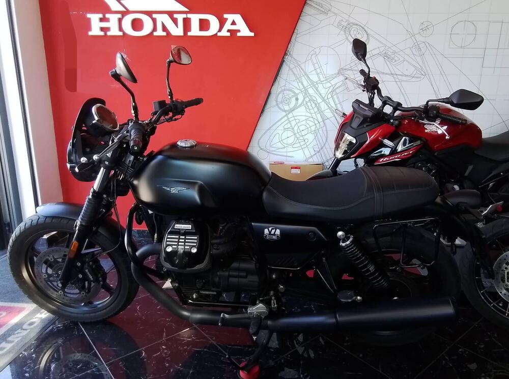 Moto Guzzi V7 Stone (2021 - 24) (4)
