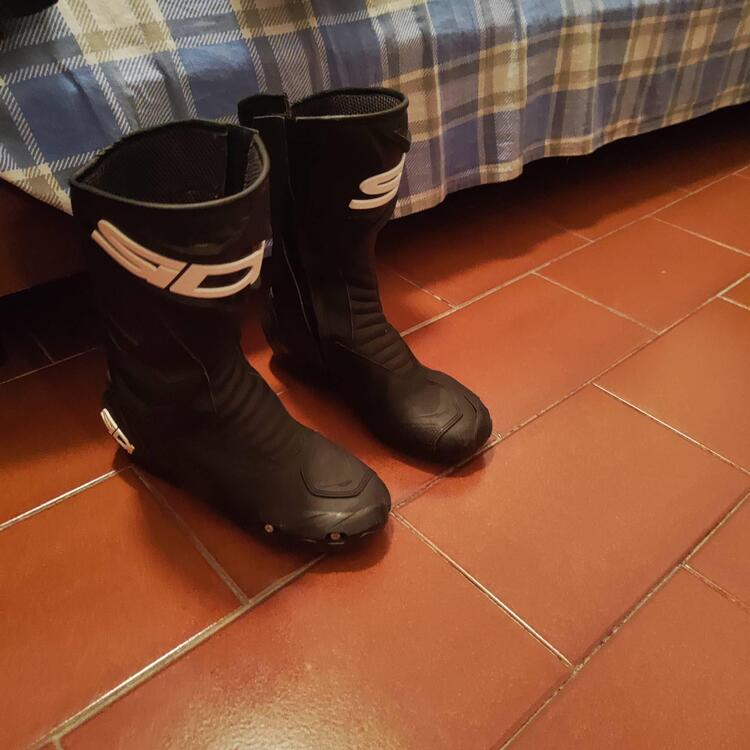 Tuta Dainese con stivali (3)