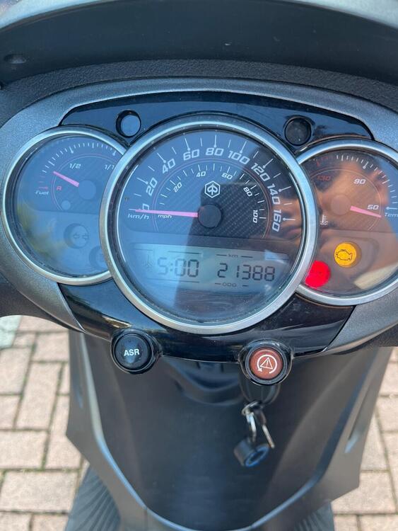 Piaggio Beverly 300 i.e. Police ABS-ASR (2017 - 20) (4)