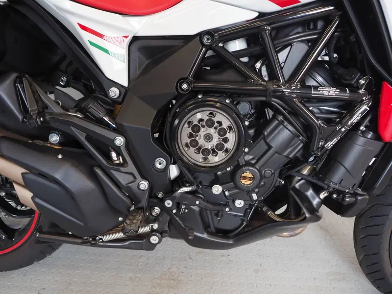 MV Agusta Turismo Veloce 800 RC SCS (2022 - 26) (2)