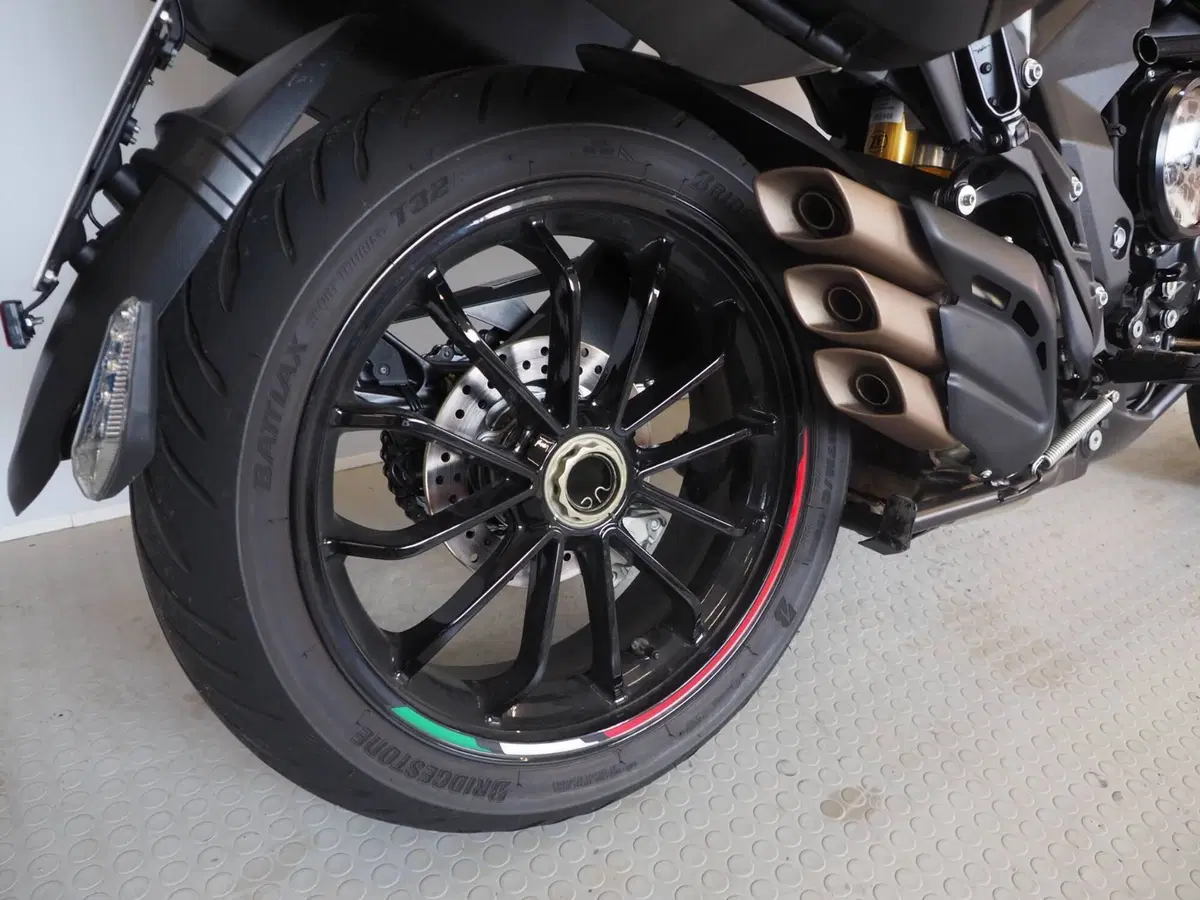MV Agusta Turismo Veloce 800 RC SCS (2022 - 26) (3)
