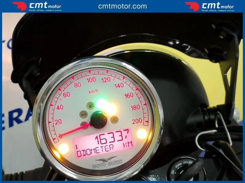 Moto Guzzi V9 Bobber (2016 - 18) (5)