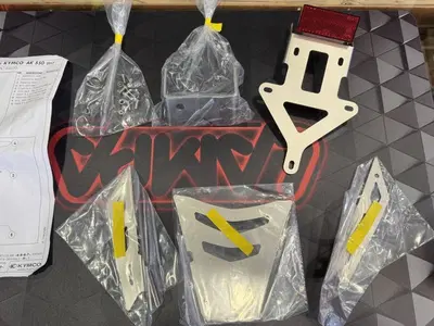 PORTA TARGA SPORTIVO AK 550 Kymco