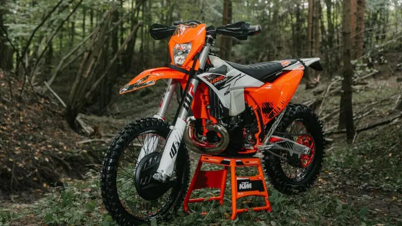 KTM 300 EXC HARDENDURO 2026: nata per l'estremo [GALLERY]