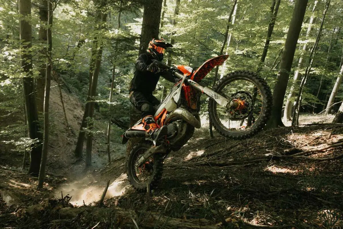 KTM 300 EXC HARDENDURO 2026: nata per l'estremo [GALLERY]