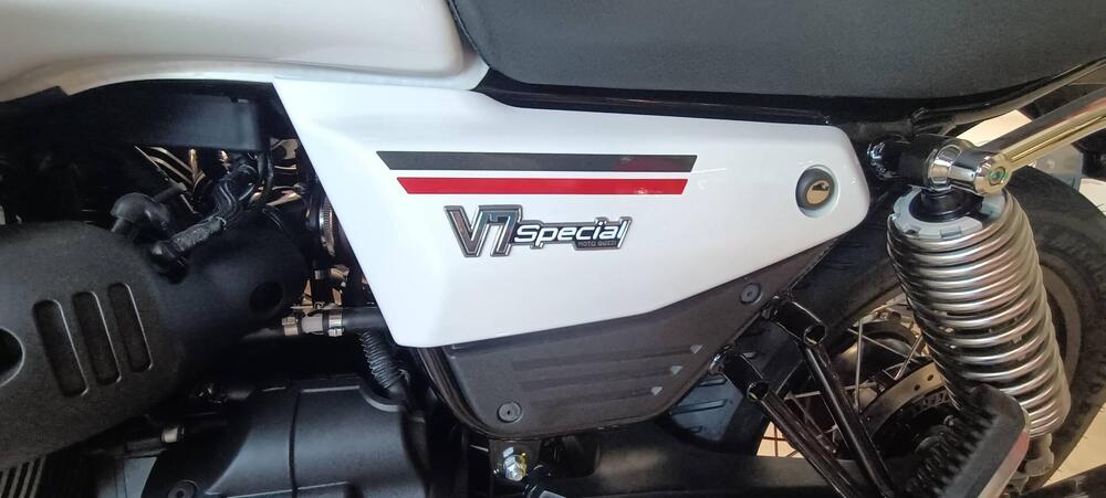 Moto Guzzi V7 Special (2025) (3)