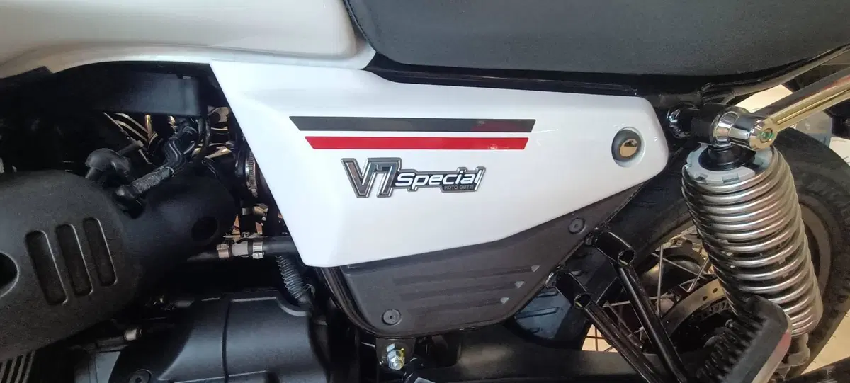 Moto Guzzi V7 Special (2025 - 26) (3)