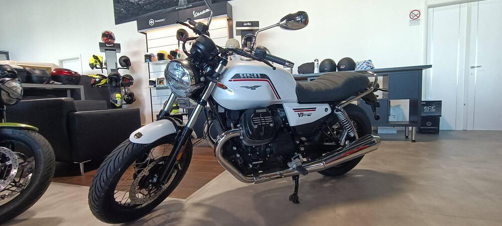 Moto Guzzi V7 Special (2025) (2)