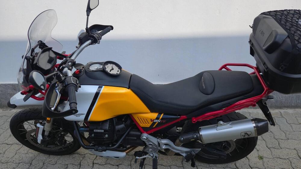 Moto Guzzi V85 TT Evocative Graphics (2021 - 23) (4)