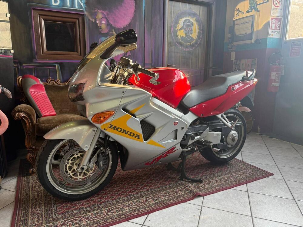 Honda VFR 800 (1998 - 01) (3)