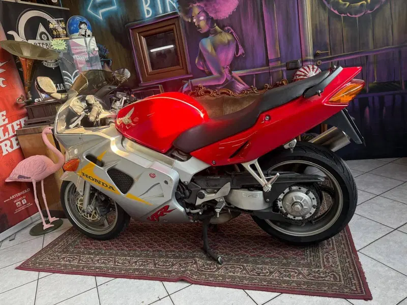 Honda VFR 800 (1998 - 01) (4)