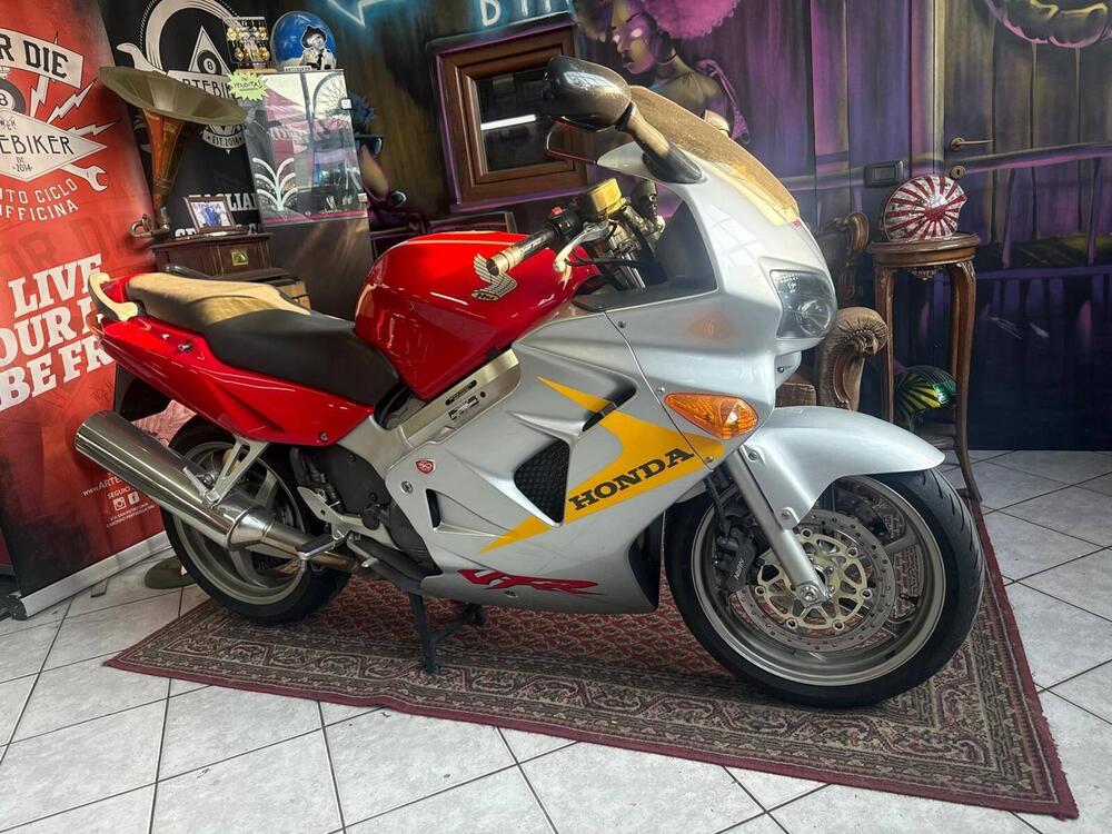 Honda VFR 800 (1998 - 01) (5)