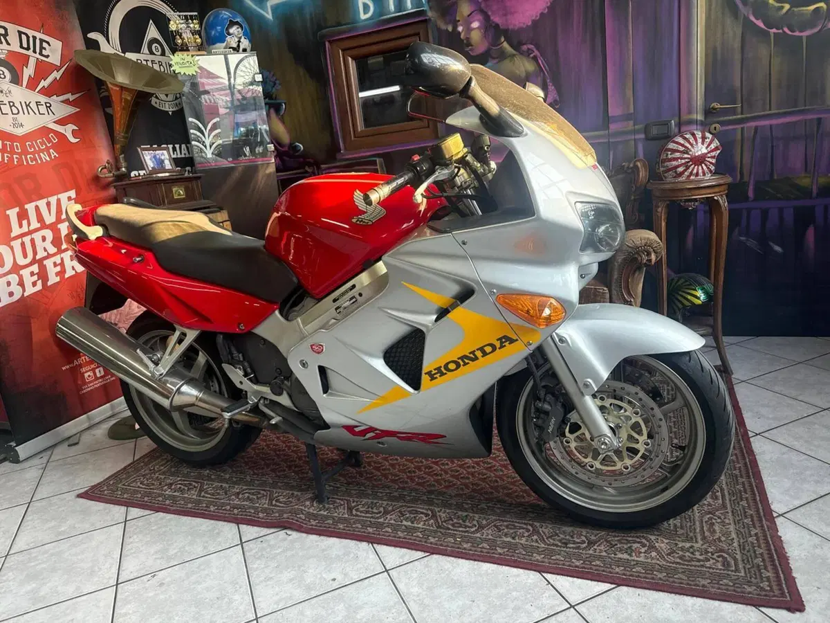 Honda VFR 800 (1998 - 01) (5)