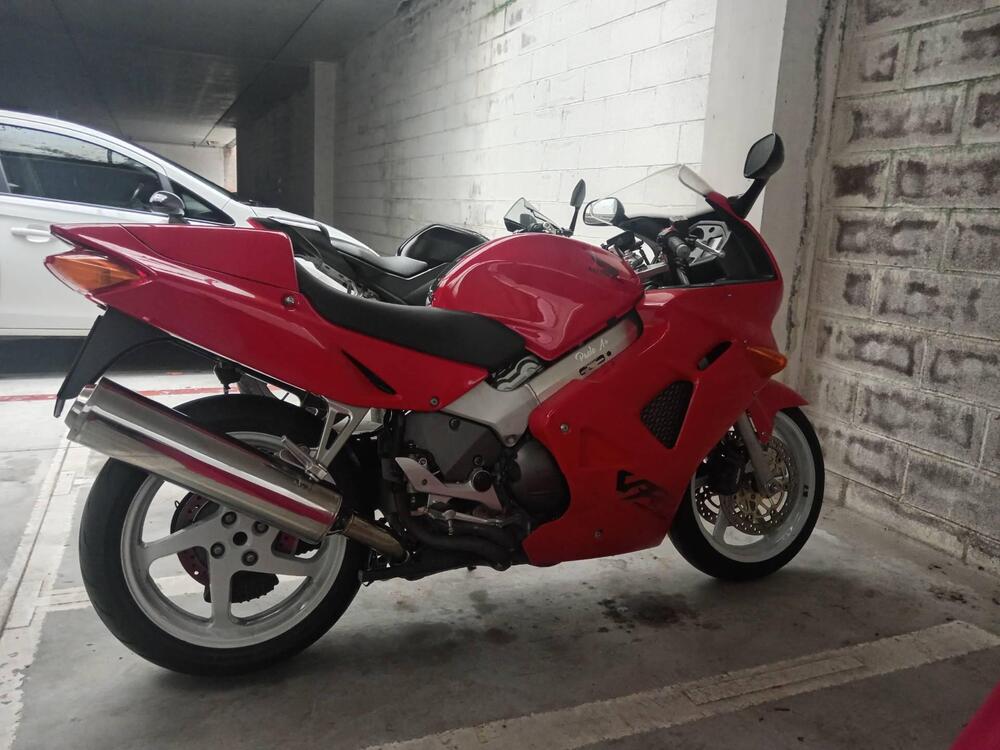 Honda VFR 800 (1998 - 01) (3)