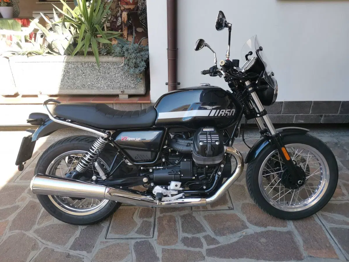 Moto Guzzi V7 Stone Special Edition (2022 - 25)