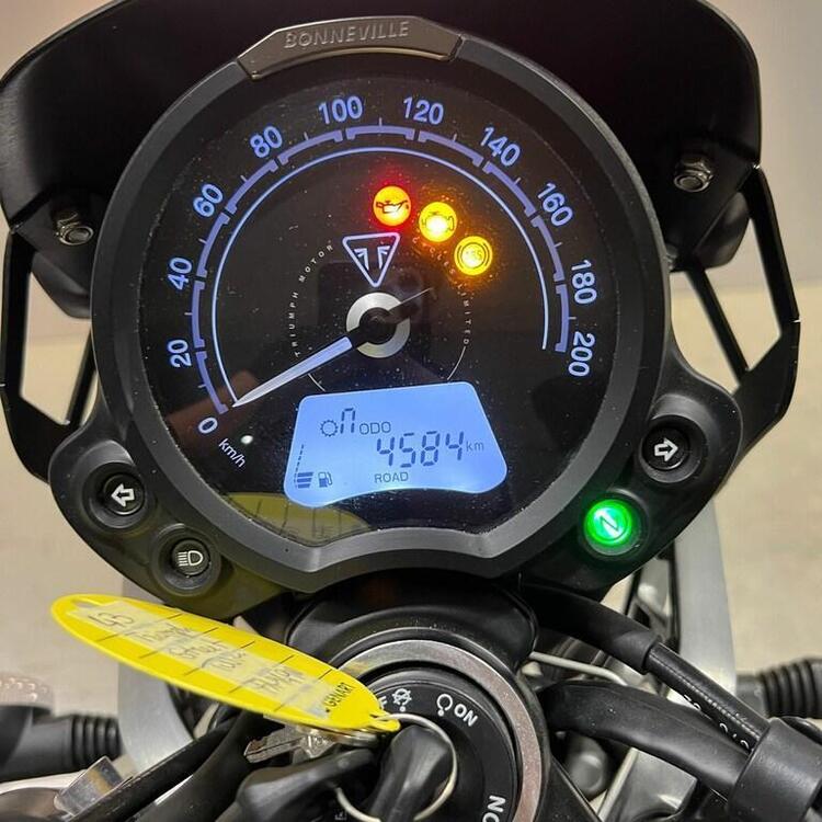 Triumph Street Twin 900 (2021 - 22) (5)