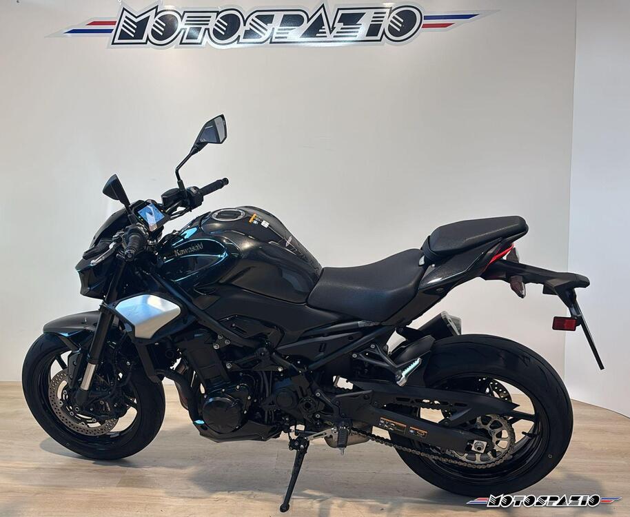Kawasaki Z 900 (2025 - 26) (5)