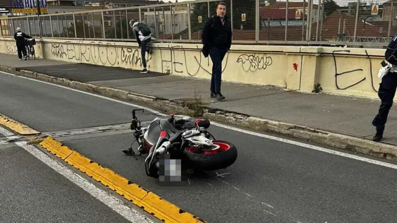 Scontro tra due moto a Torino: traffico rallentato, nessun ferito grave