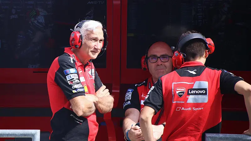 MotoGP 2025. GP dell'Indonesia. Davide Tardozzi su Bagnaia e il ritorno alla GP24 a Misano: "Non capisco perch&eacute; negli ultimi anni siano uscite queste cose solo su Ducati"