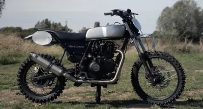 Una Royal Enfield Himalayan trasformata in motocross: follia o genio? [VIDEO]