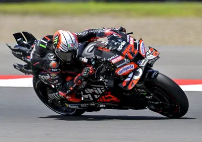 MotoGP 2025. GP dell'Indonesia. Marco Bezzecchi spettacolo, vince la Sprint con una meravigliosa rimonta! Pecco Bagnaia ultimo [RISULTATI]