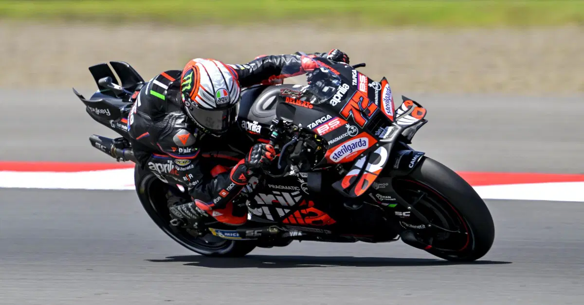 MotoGP 2025. GP dell'Indonesia. Marco Bezzecchi spettacolo, vince la Sprint con una meravigliosa rimonta! Pecco Bagnaia ultimo [RISULTATI]