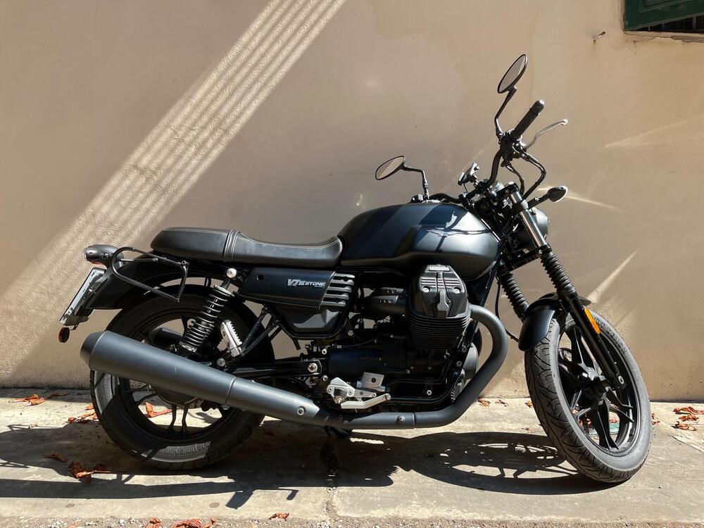 Moto Guzzi V7 III Stone (2017 - 20)