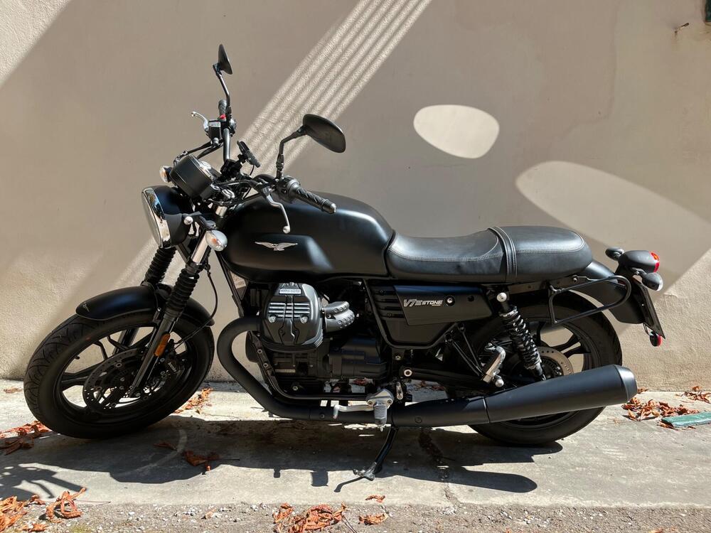 Moto Guzzi V7 III Stone (2017 - 20) (2)