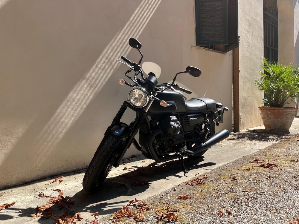 Moto Guzzi V7 III Stone (2017 - 20) (3)