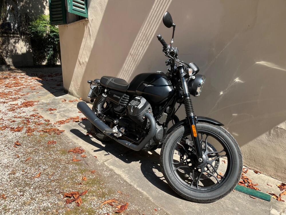 Moto Guzzi V7 III Stone (2017 - 20) (4)