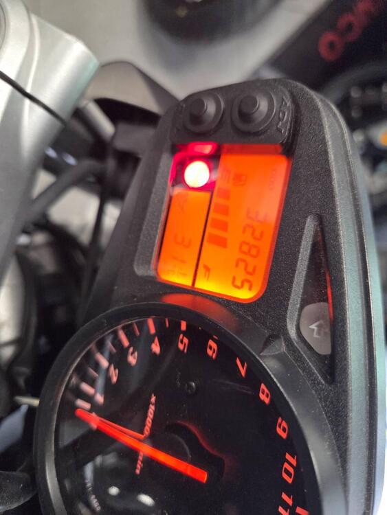 Suzuki GSR 600 (2006 - 11) (4)