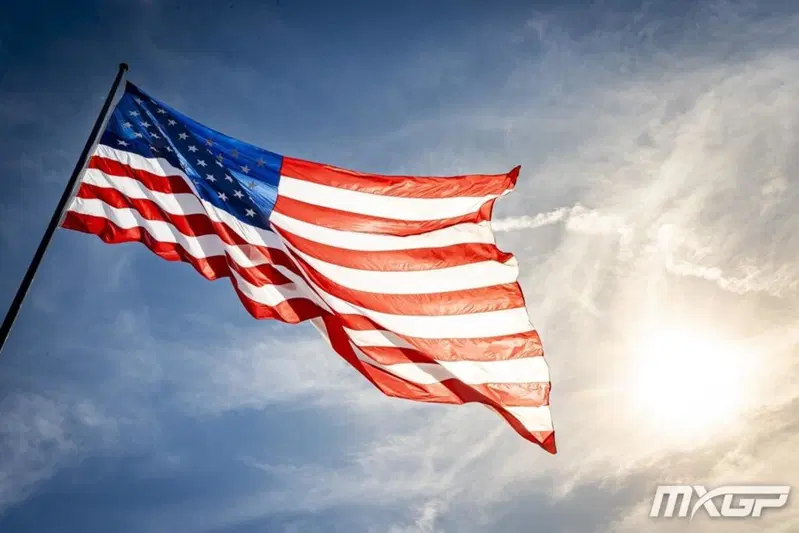 La colonna sonora del weekend &egrave; "Born in the USA". Avete notato anche voi le dimensioni mega galattiche della bandiera presente in mezzo al tracciato di Ironman MX?
