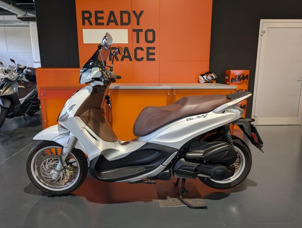 Piaggio Beverly 300 i.e. ABS-ASR (2016 - 20) (2)