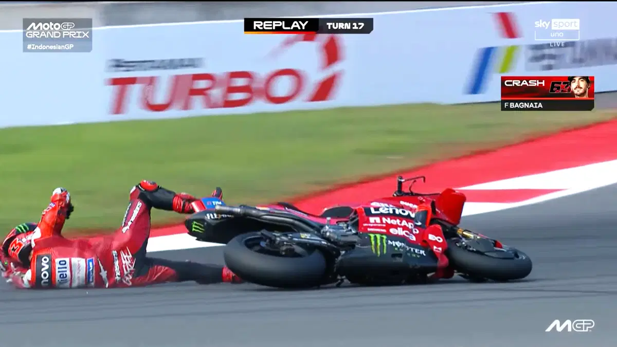 Caduta Bagnaia nella gara del GP Indonesia 2025