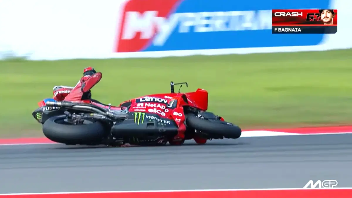 Caduta Bagnaia nella gara del GP Indonesia 2025 (4)