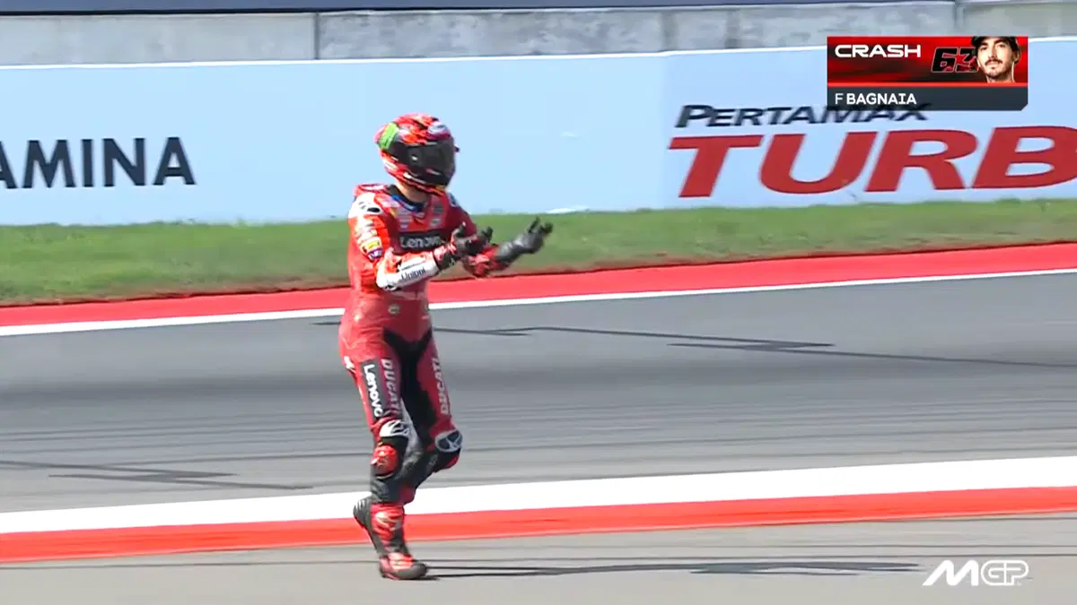 Caduta Bagnaia nella gara del GP Indonesia 2025 (5)