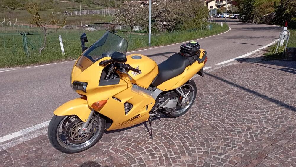 Honda VFR 800 (1998 - 01) (3)