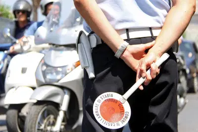 Fermato dalla Polizia Locale: la moto &egrave; senza assicurazione, parte la testata contro l&rsquo;agente