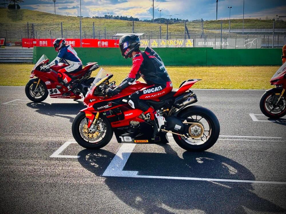 Ducati Panigale V4 S (2022 - 24) (4)