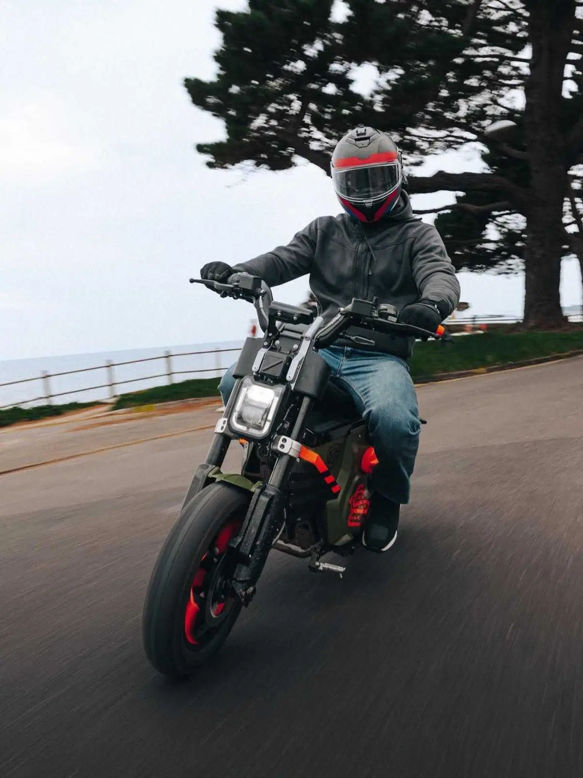 BMW Motorrad UK presenta il CE 02 customizzato Deus Lodge