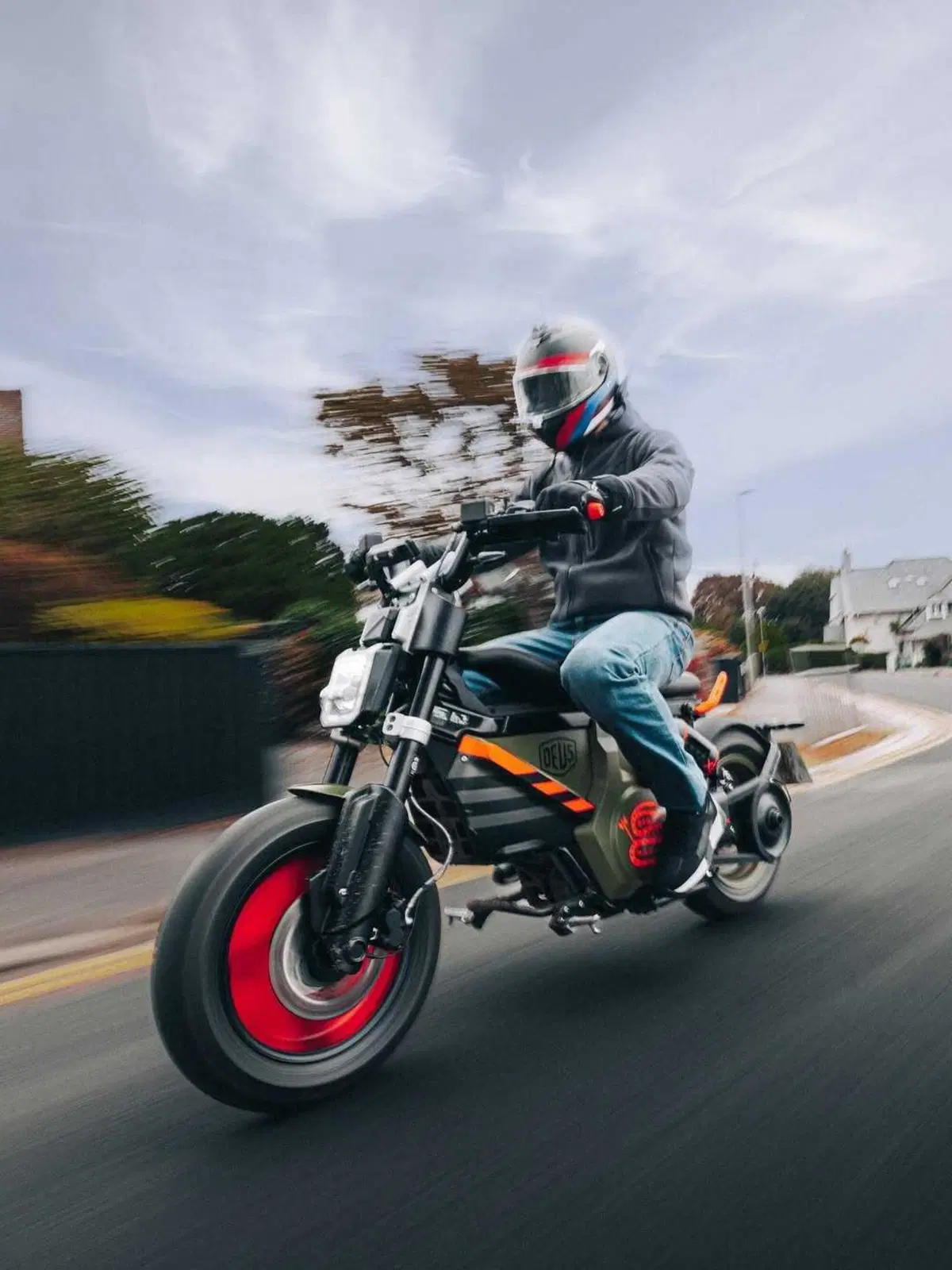 BMW Motorrad UK presenta il CE 02 customizzato Deus Lodge (2)