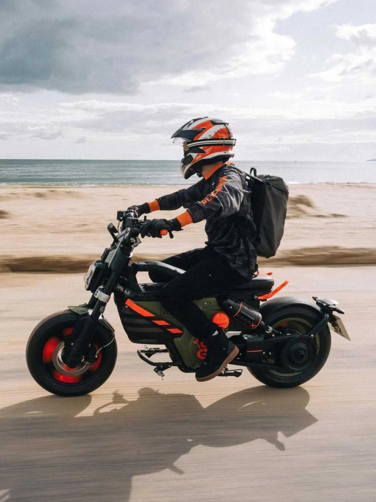 BMW Motorrad UK presenta il CE 02 customizzato Deus Lodge (3)