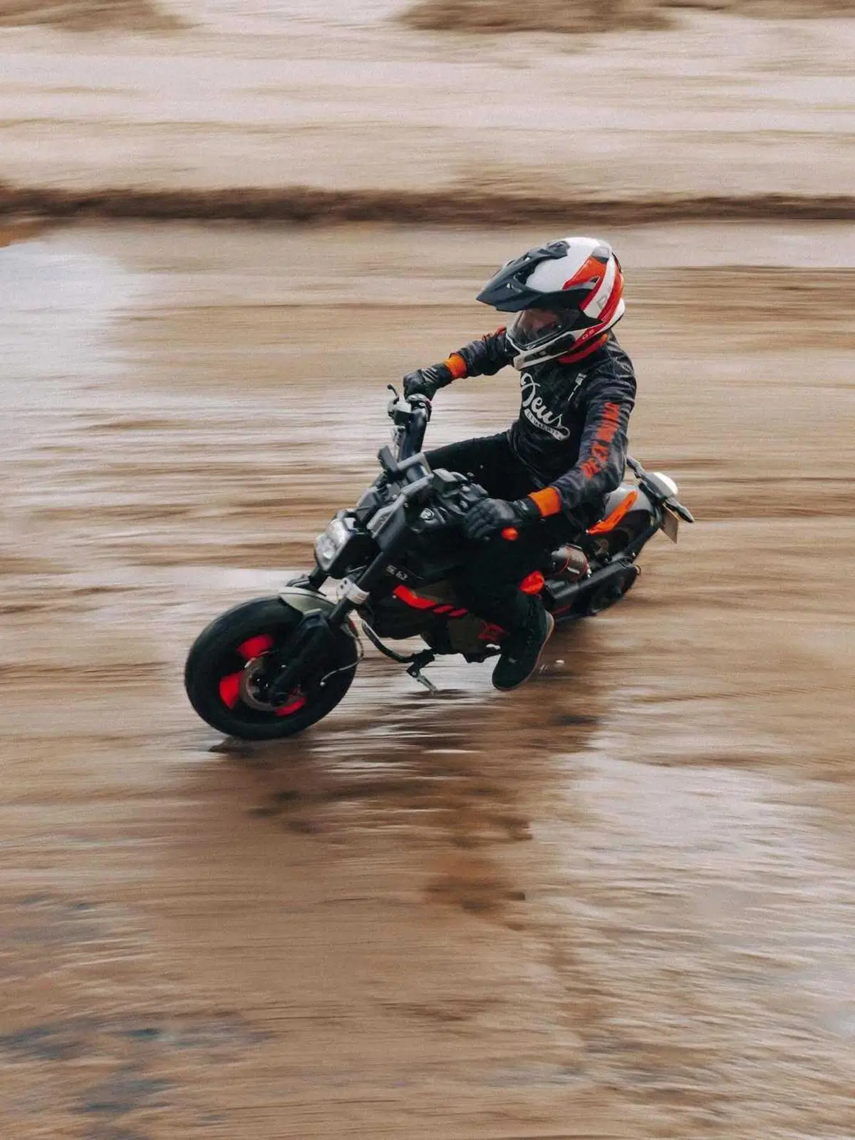 BMW Motorrad UK presenta il CE 02 customizzato Deus Lodge (4)