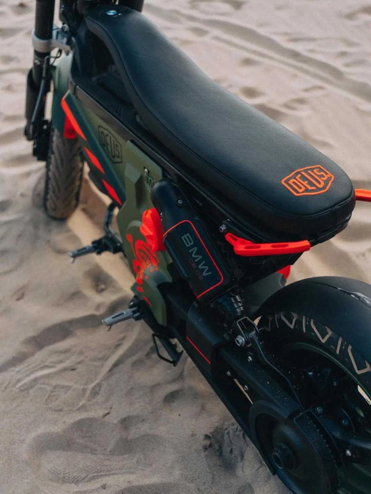 BMW Motorrad UK presenta il CE 02 customizzato Deus Lodge (5)