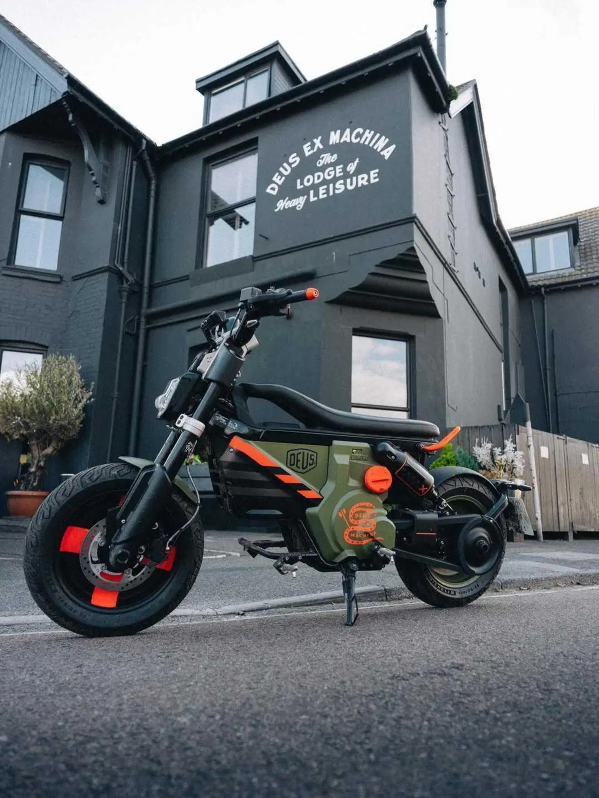 BMW Motorrad UK presenta il CE 02 customizzato Deus Lodge (7)