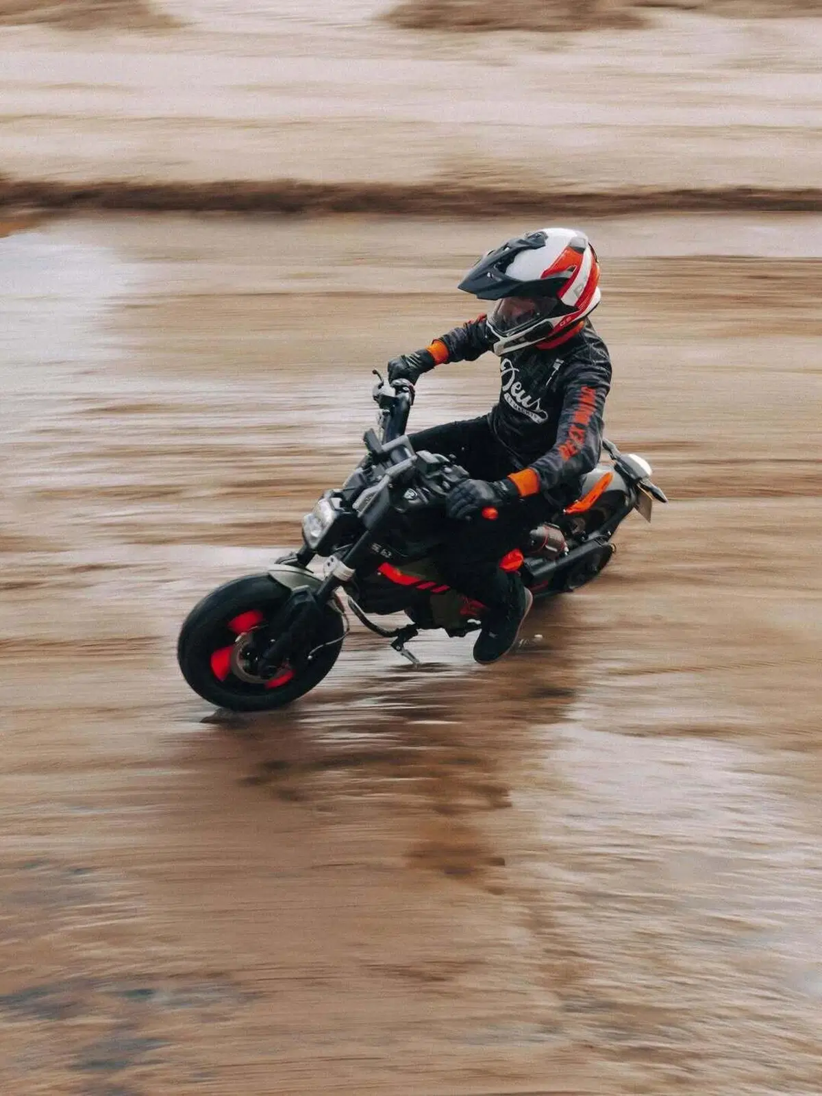 BMW Motorrad UK presenta il CE 02 customizzato Deus Lodge