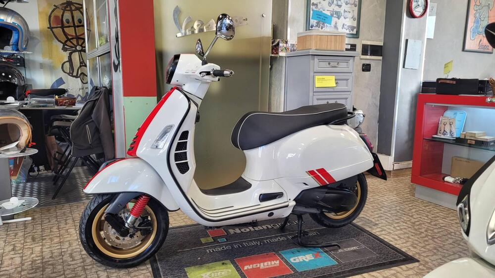 Vespa GTS 300 Super Racing Sixties Hpe (2021 - 22) (3)