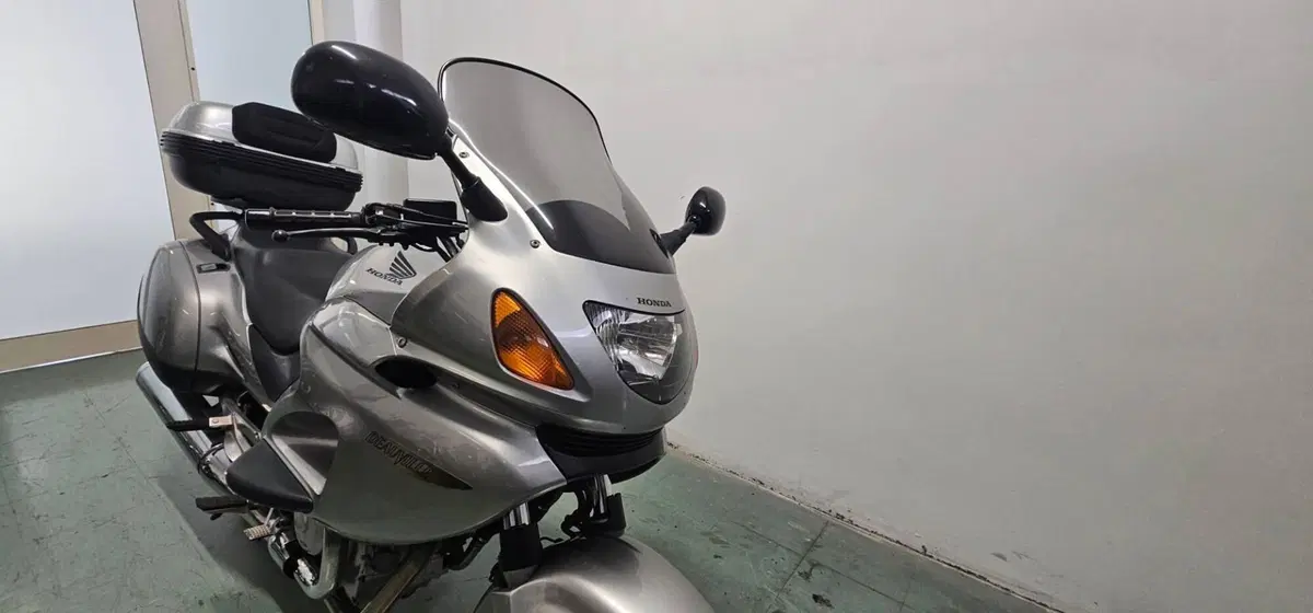 Honda Deauville 650 (2002 - 05) (4)