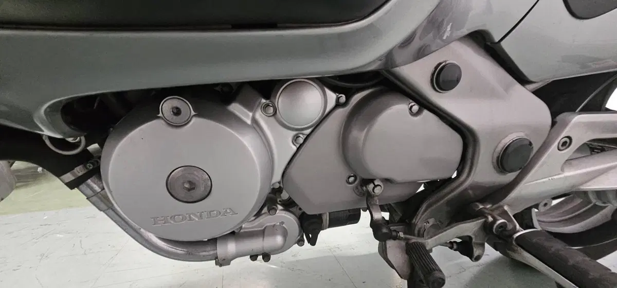 Honda Deauville 650 (2002 - 05) (7)