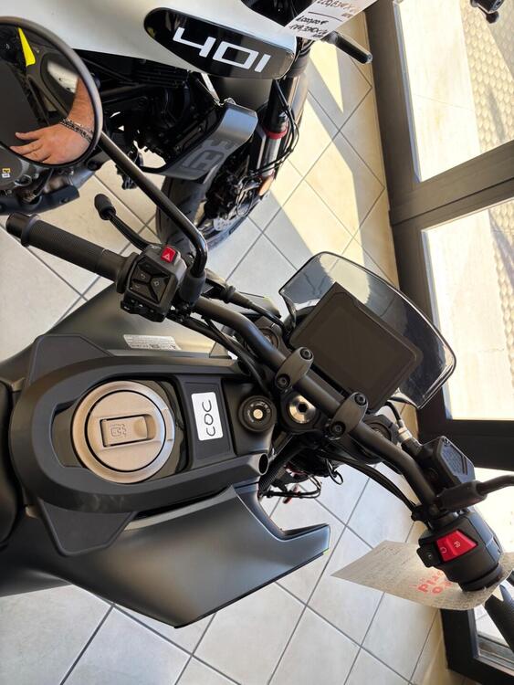 Husqvarna Svartpilen 401 (2024 - 25) (5)